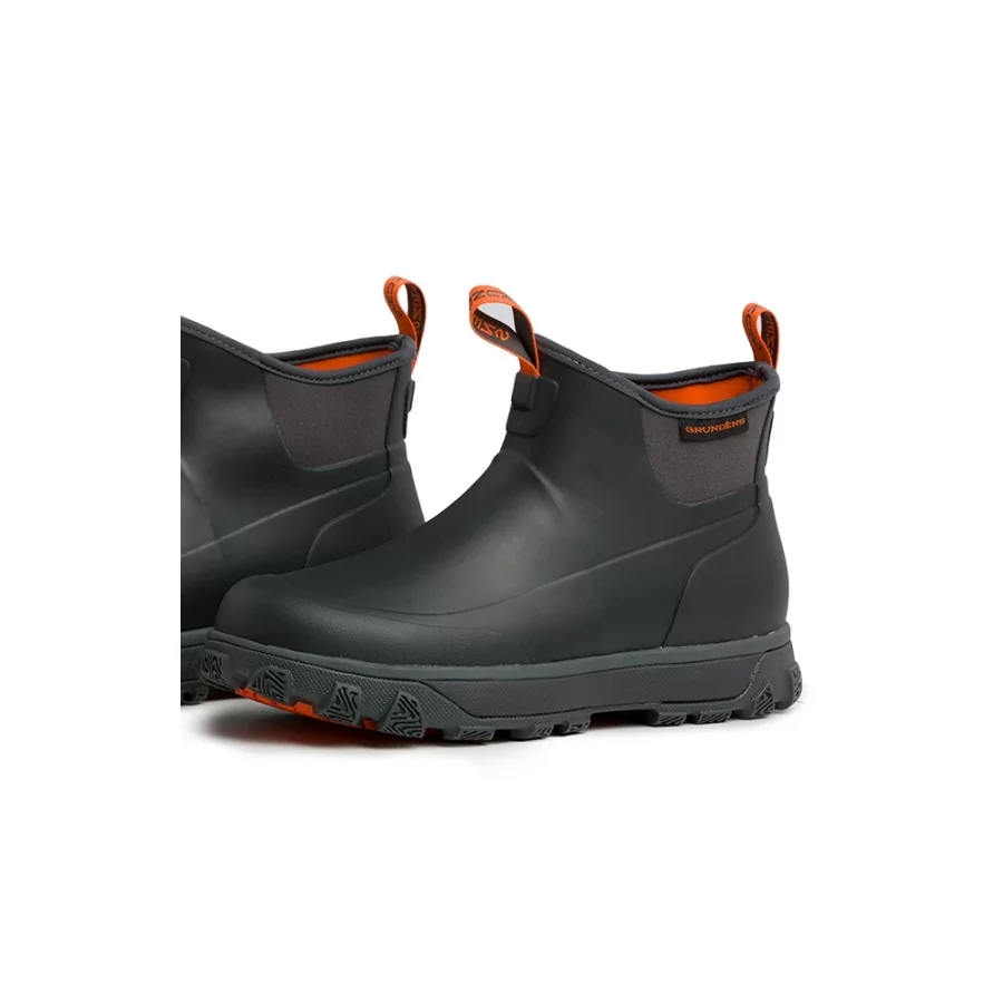 GRUNDÉNS ”Deviation Ankle Boot" kort gummistøvle SORT