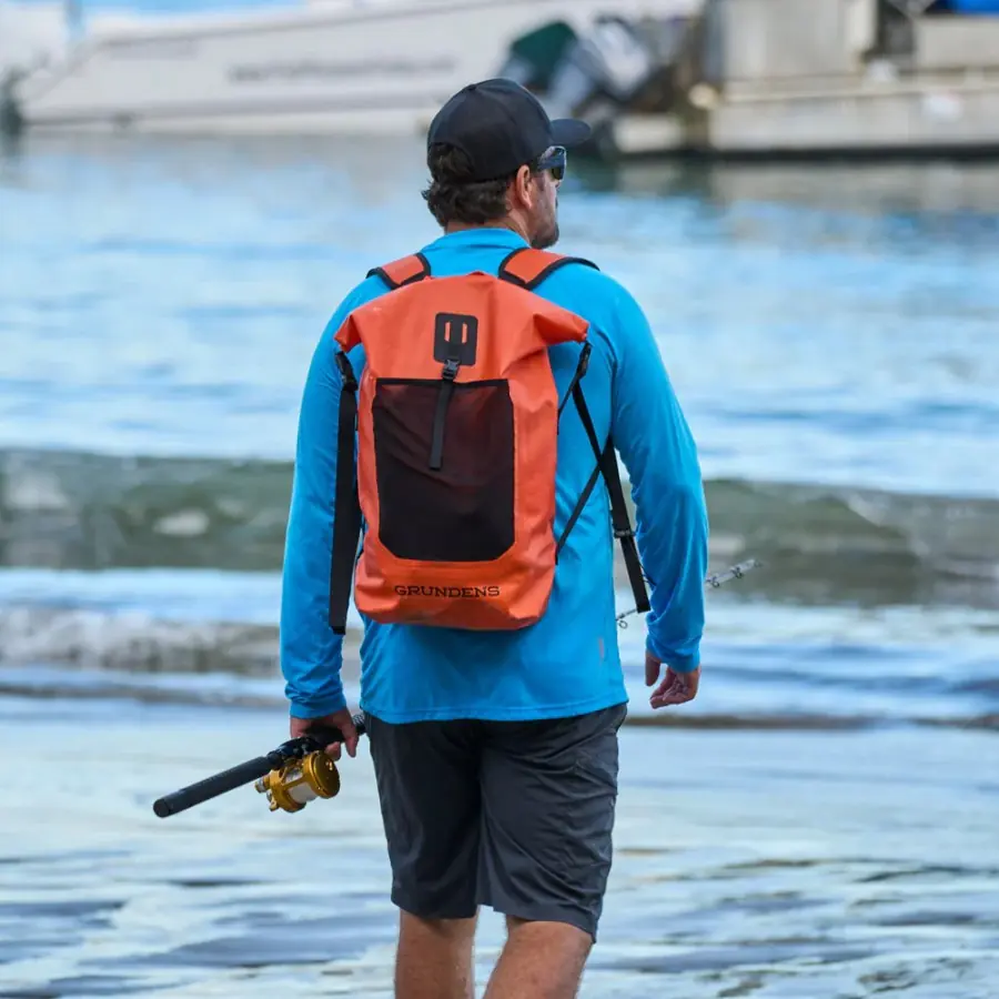 Letvægt rygsæk vandtæt 20.000 mm. GRUNDÉNS "Bootlegger Roll Top Backpack" rygsæk (30 liter)
