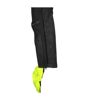 Bicycle rain pants with shoe protectors, high comfort and safety in traffic
