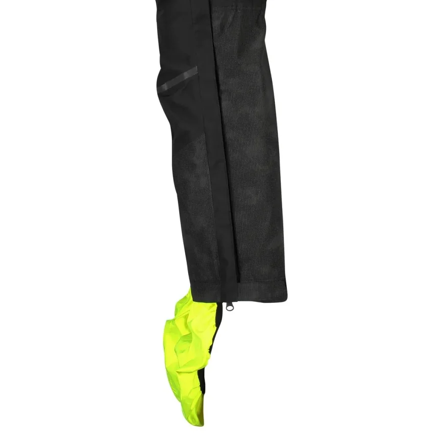 Bicycle rain pants with shoe protectors, high comfort and safety in traffic