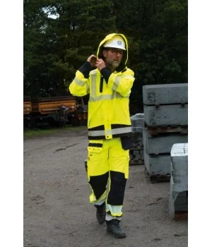 Høj synlighed i trafikken og på arbejdspladsen. LYNGSØE "4WS-5057" regnjakke i High Vis GUL strækbar Polyester, EN ISO 20471-3