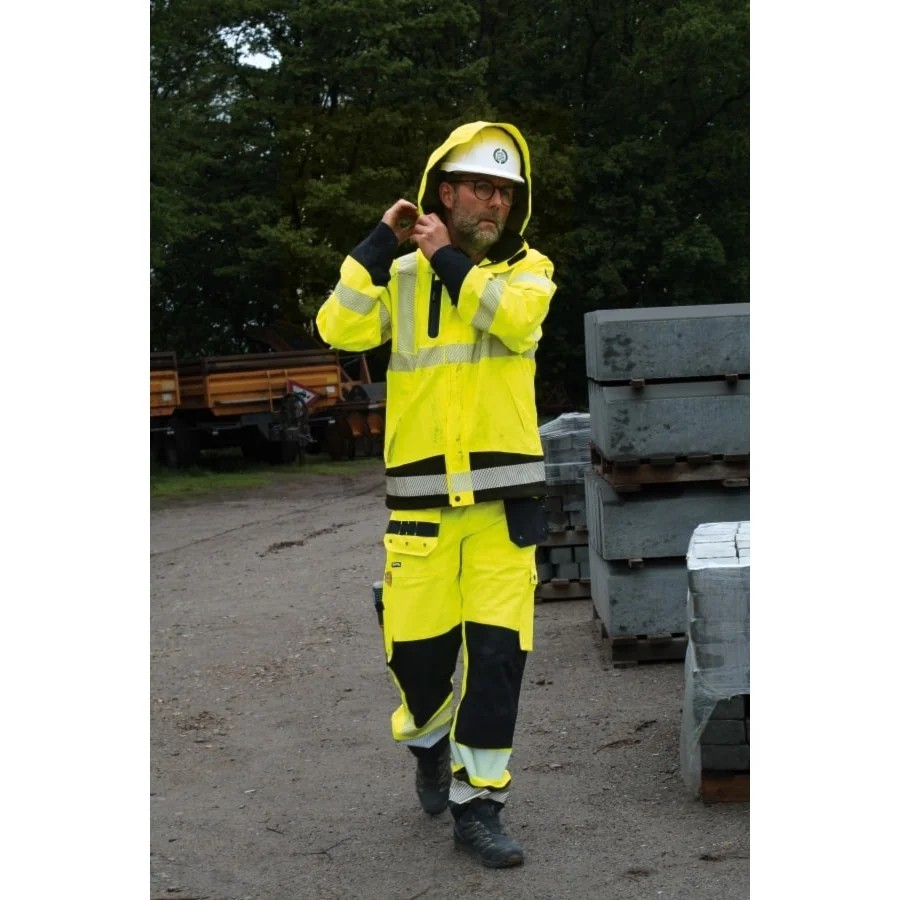 Høj synlighed i trafikken og på arbejdspladsen. LYNGSØE "4WS-5057" regnjakke i High Vis GUL strækbar Polyester, EN ISO 20471-3
